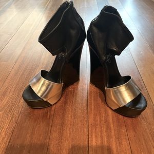 Alejandro Ingelmo Silver/Black Platform Wedge Sandals Size 6.5